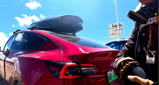 An electric vehicle owner reached Everest with a generator in the trunk