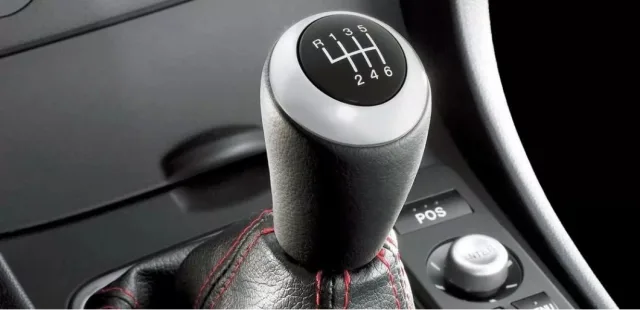 Why does the gearbox knock in manual and automatic transmissions?