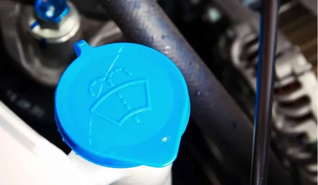 Where to pour the washer fluid?