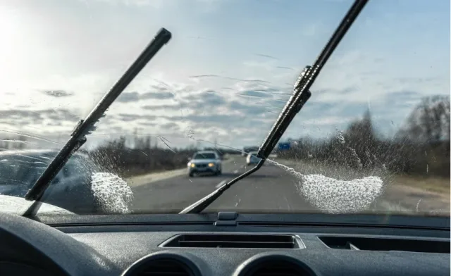 What to do if the windshield washer fluid freezes in the car?