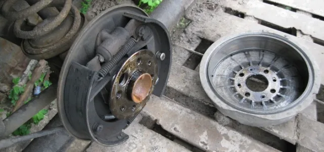 How to remove the brake drum?