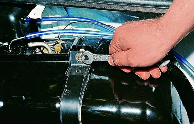 How to remove the fuel tank on VAZ 2104?