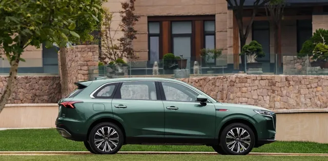 Hongqi HS6 PHEV plug-in hybrid covered more than 2300 km