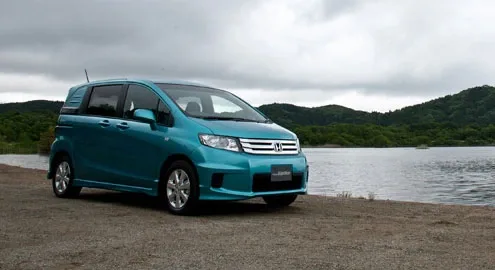 Honda_Freed_Spike_1.jpg