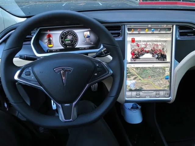 2012-tesla-model-s-display-screen-photo-flickr-user-jurvetson_100393720_m.jpg