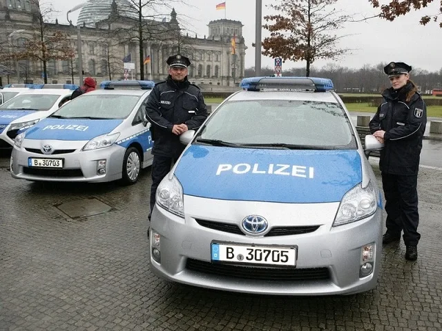 toyota-prius-police-cars-patrol-berlin_6.jpg