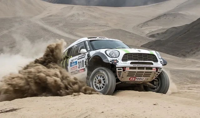 Mini-Countryman-White-Dakar-2013-Right-Front-Driving.jpg