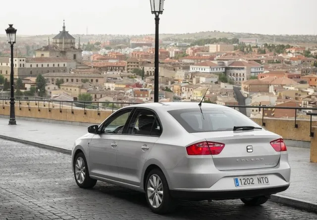 Seat-Toledo_2013_800x600_wallpaper_15.jpg