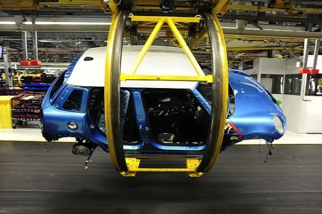 first-mini-5-door-hatch-rolls-off-the-production-line-in-oxford-photo-gallery-medium_1.jpg