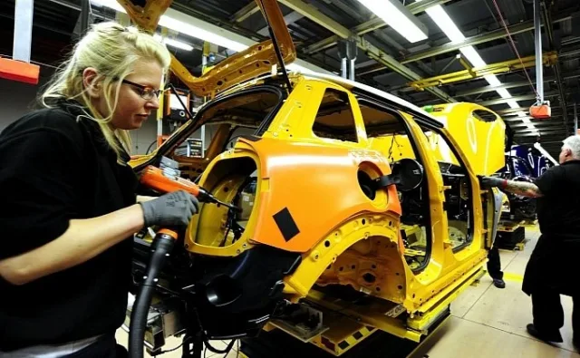 first-mini-5-door-hatch-rolls-off-the-production-line-in-oxford-photo-gallery-medium_4.jpg