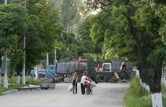 both-rebel-and-government-checkpoints-surround-separatist-held-cities-in-eastern-ukraine.jpg