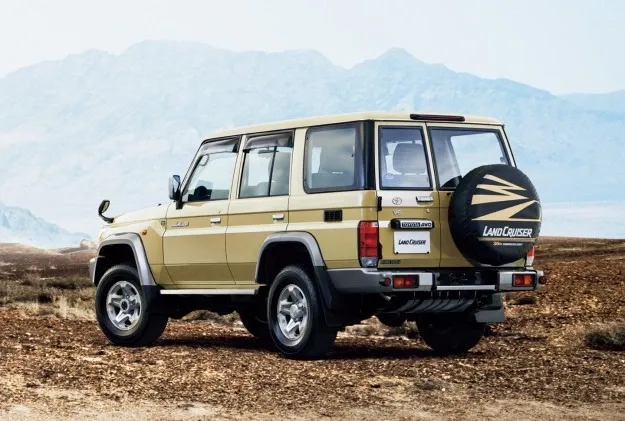 posteriore-toyota-land-cruiser-70-30th-anniversary-wagon.jpg