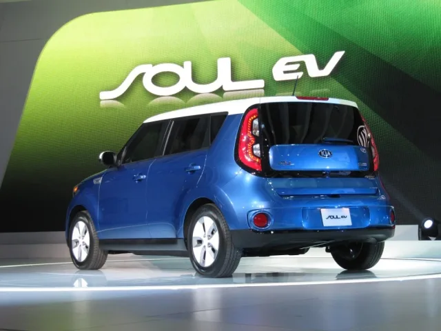 2015-kia-soul-ev-launch-at-2014-chicago-auto-show_100456685_l.jpg