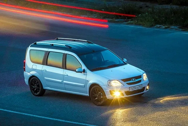 2015-lada-largus-vip-02.jpg