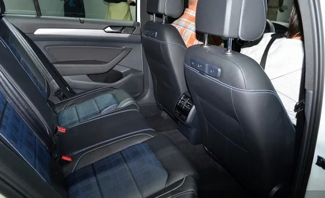 VW-Passat-GTE-rear-seat-knee-room-at-the-2014-Paris-Motor-Show-1024x677.jpg