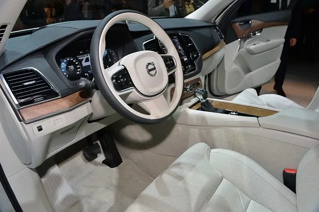 14-2015-volvo-xc90-paris-1.jpg