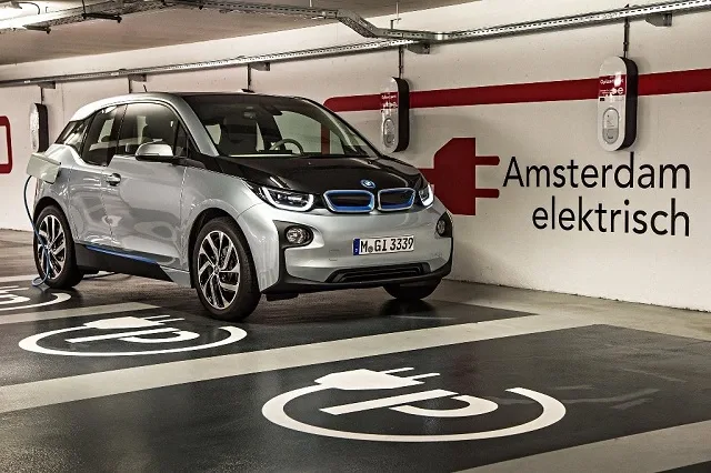 2014-bmw-i3-edrive-three-quarters-view-charging.jpg