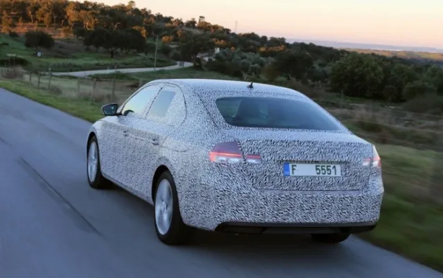 first-spy-photos-of-all-new-2016-skoda-superb_6.jpg