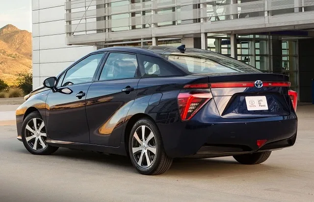 2016-toyota-mirai-rear-side-view_1.jpg