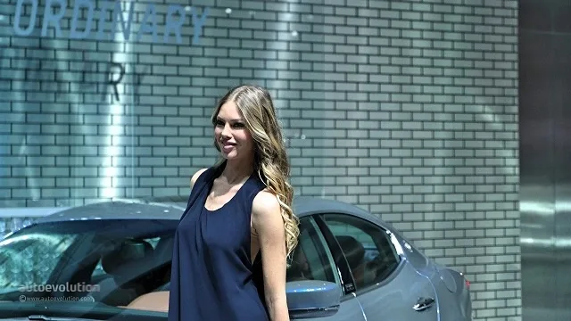 girls-of-the-2015-detroit-auto-show-photo-gallery_4_1.jpg