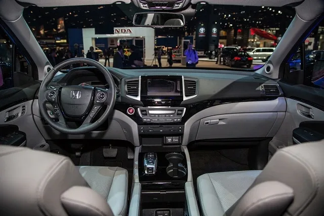 2016-honda-pilot-cockpit-04.jpg