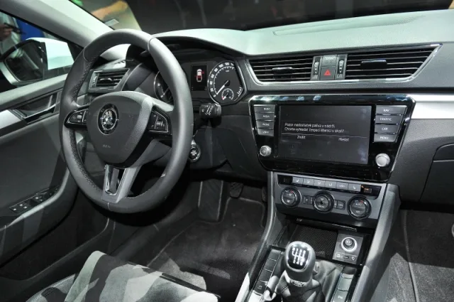 Skoda_Superb_III_2015_nova_zive_79_interier_800_600.jpg