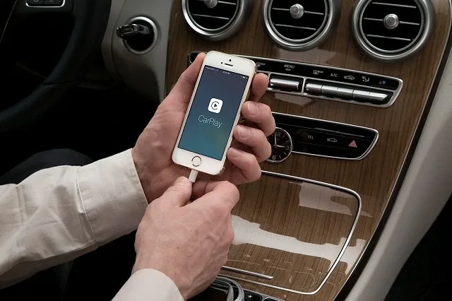 how-apple-carplay-works-on-the-new-c-class-w205-video_2.jpg