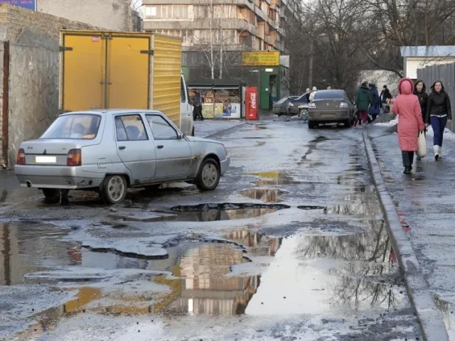 2012-08-30_02_Ukraine-Kiev-Bad-Road-Condition.jpg