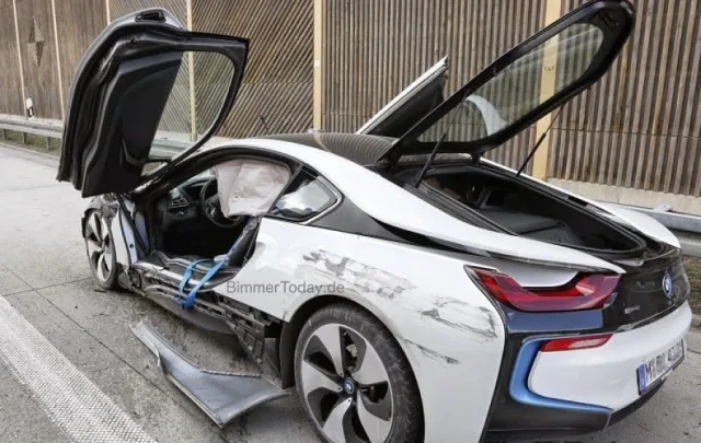 bmw-i8-crashes-with-an-audi-a3-on-a-german-autobahn_3.jpg