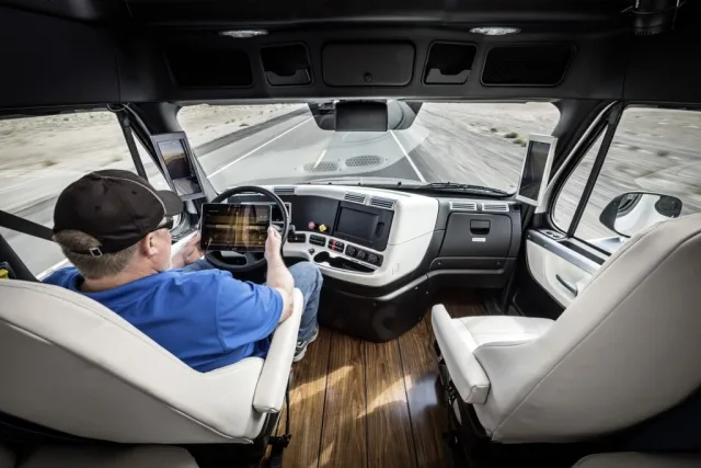 5-freightliner-inspiration-truck-self-driving-truck-concept_100509795_l.jpg