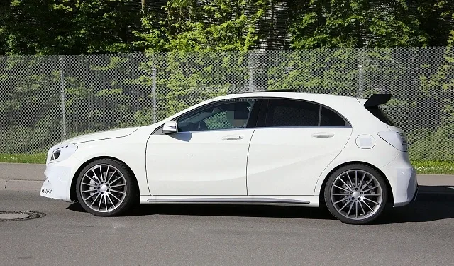 2016-mercedes-a45-amg-facelift-spied-with-minimal-disguise-more-aggressive-design_4.jpg