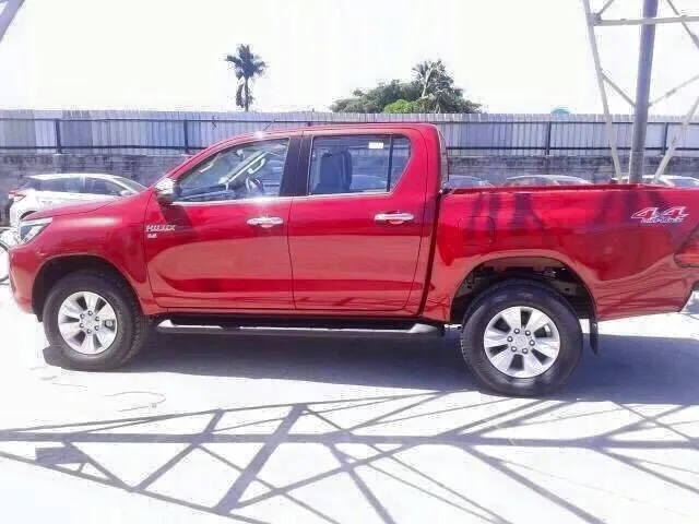 2016-Toyota-Hilux-3.jpg