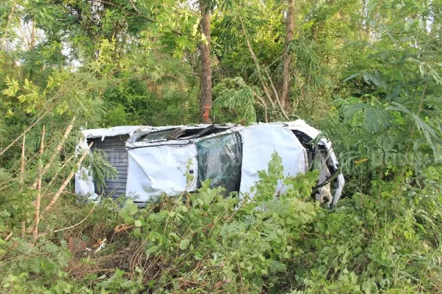 2016-toyota-hilux-will-be-late-for-its-thursday-debut-car-carrying-trailer-crashes-in-thailand-video_3.jpg