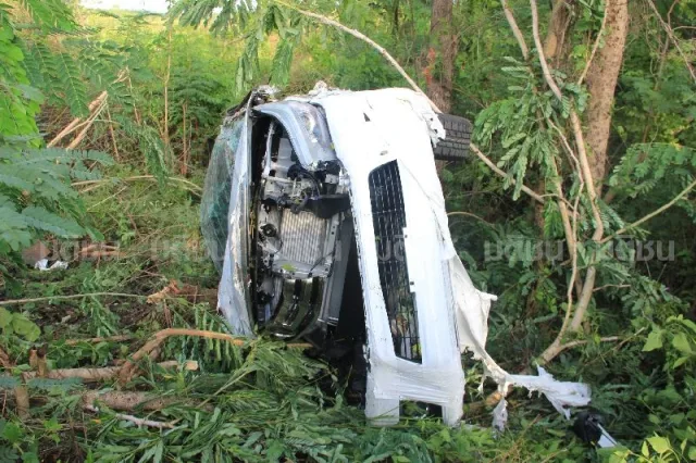 2016-toyota-hilux-will-be-late-for-its-thursday-debut-car-carrying-trailer-crashes-in-thailand-video_4.jpg