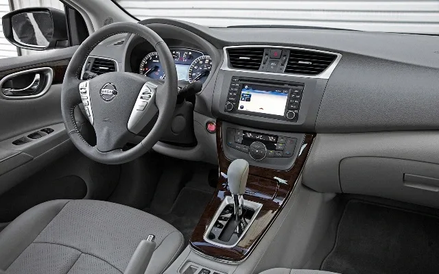 2013-Nissan-Sentra-interior-02.jpg