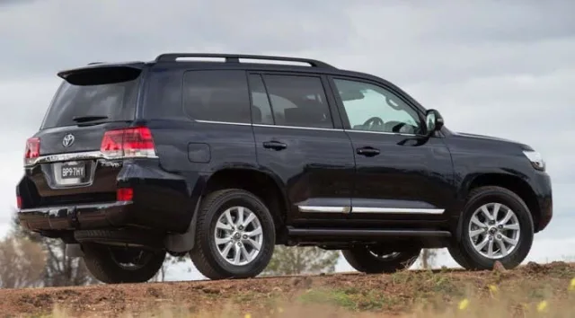 2017-Toyota-Land-Cruiser-200-2.jpg