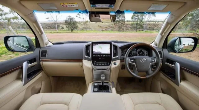 2017-Toyota-Land-Cruiser-200-3.jpg