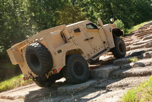 pentagon_zamenit_vse_hummer_na_gibridy_oshkosh_5.jpg