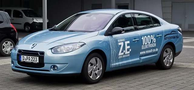 Renault_Fluence_Z.E._–_Frontansicht,_11._Februar_2013,_Düsseldorf.jpg