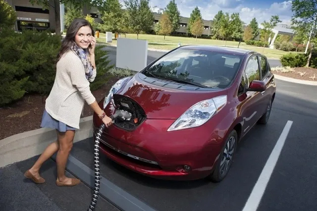 nissan_leaf_05314351.jpg