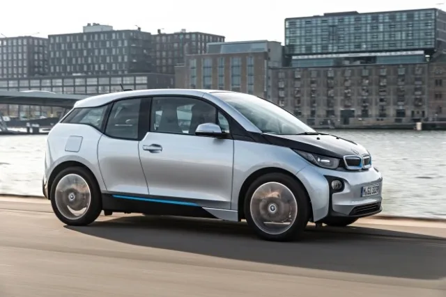 2014-BMW-i3-eDrive-passengers-side-in-motion1-660x440.jpg