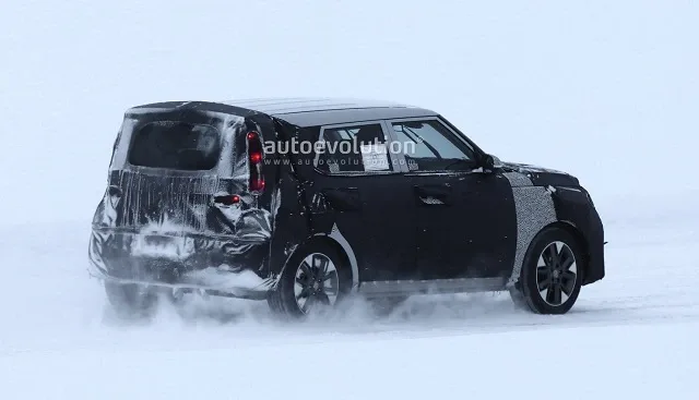 all-new-kia-soul-makes-spyshots-debut-should-have-awd_11.jpg