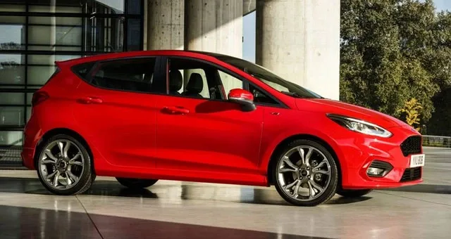 girls-cars-fordfiesta.jpg
