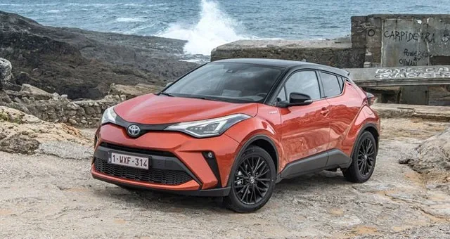 girls-cars-toyotachr.jpg