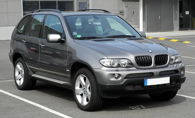 BMW_X5_(E53,_Facelift)_–_Frontansicht,_12._Juni_2011,_Düsseldorf.jpg