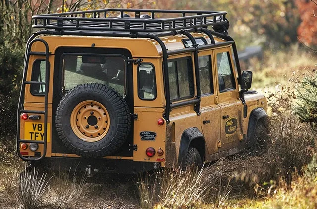 Land-Rover-Defender-old-3.jpg