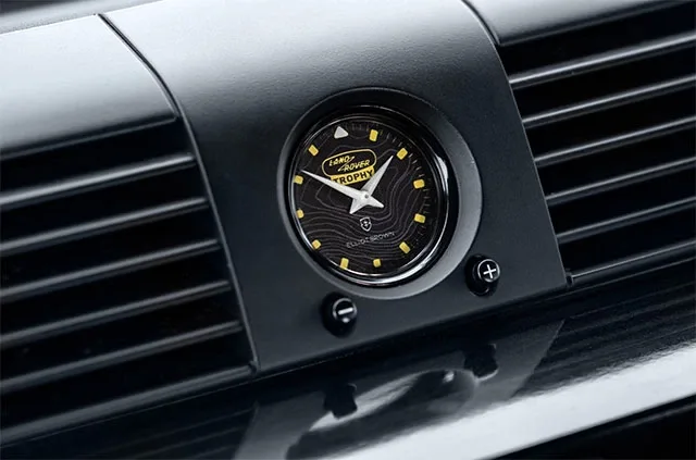 Land-Rover-Defender-old-4.jpg