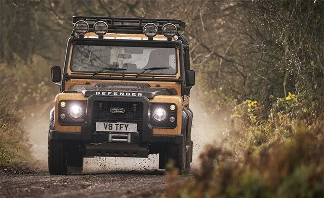 Land-Rover-Defender-old-5.jpg