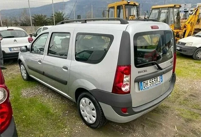 Dacia-Logan-MCV-2007-2.jpg