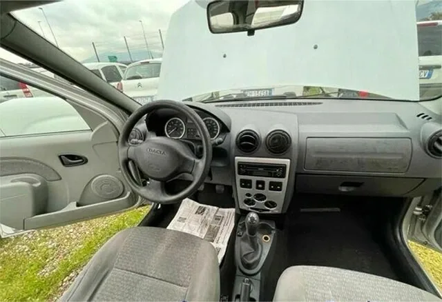 Dacia-Logan-MCV-2007-3.jpg